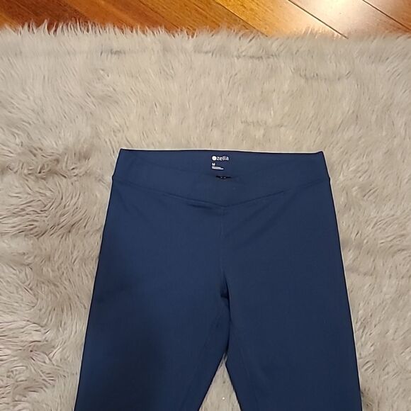 Zella womens navy blue capris with detailed bottoms size medium - Picture 2 of 7